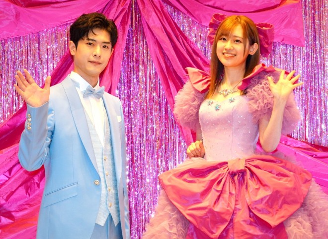 Takeo Ōtsuka and Rie Takahashi appear in outfits inspired by Aqua and Ai respectively, at the KIYOKO HATA × Oshi no Ko dress collection press conference in Tokyo. Takahashi stuns in a pink frilly dress with a large ribbon, while Ōtsuka wears an elegant aqua-blue tuxedo.